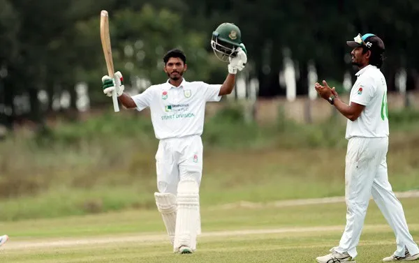 ক্রিকেটার অমিত ডাবল সেঞ্চুরি উদযাপন করছেন, পাশে সতীর্থরা. Channel i News - চ্যানেল আই নিউজ