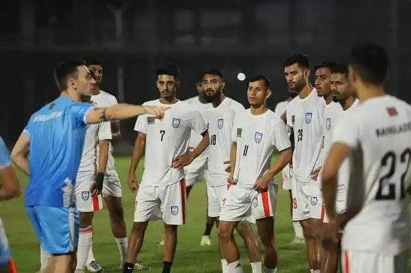বাংলাদেশ ফুটবল দলের কোচের নির্দেশনা, খেলোয়াড়রা মনোযোগী।. Channel i News - চ্যানেল আই নিউজ