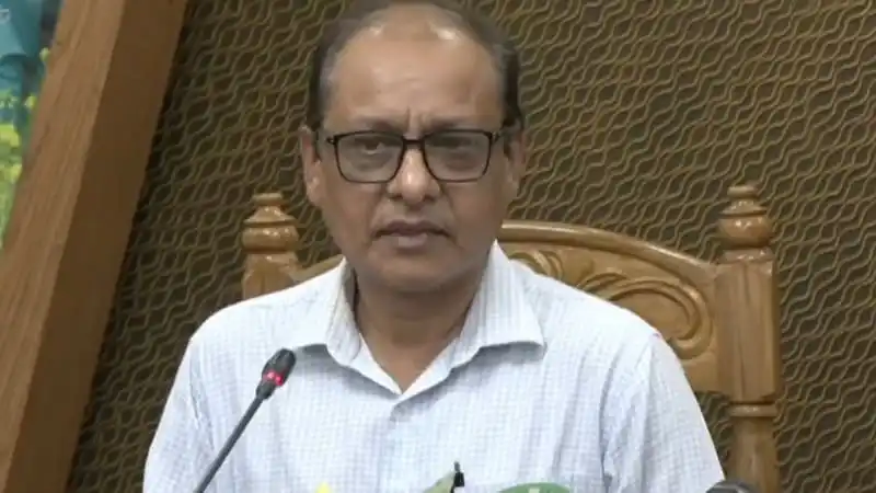 উপদেষ্টা সহকারী শিক্ষকদের গ্রেড উন্নয়ন নিয়ে বক্তব্য দিচ্ছেন. Channel i News - চ্যানেল আই নিউজ