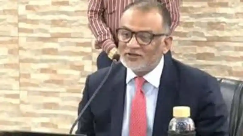বাণিজ্য উপদেষ্টার সাক্ষাৎকারে কথা বলছেন একজন ব্যক্তি. Channel i News - চ্যানেল আই নিউজ