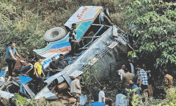 ভারতে পাহাড়ি খাদে বাস দুর্ঘটনা, উদ্ধার কাজ চলছে. Channel i News - চ্যানেল আই নিউজ