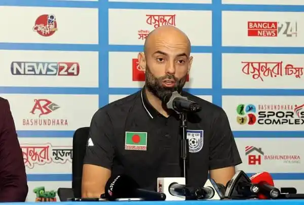 বাংলাদেশ ক্রিকেটার ক্যারিবীয় কোচের বক্তব্যের সময় ছবি. Channel i News - চ্যানেল আই নিউজ
