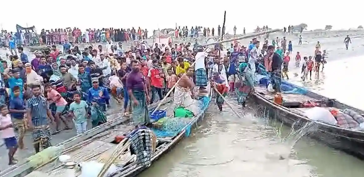 পদ্মায় ইলিশ ধরা অভিযানে ব্যাপক জনসমাগম ও জাল ফেলা. Channel i News - চ্যানেল আই নিউজ