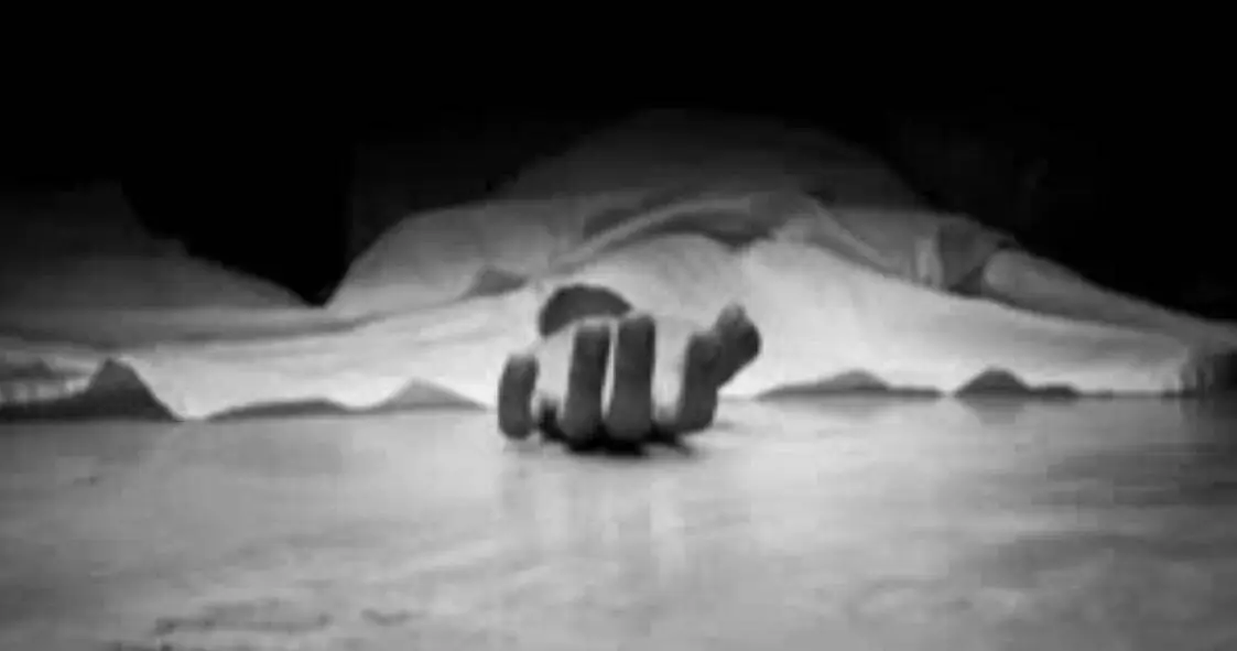 অন্ধকারে পড়ে থাকা হাতের ছবি, দুর্ঘটনার চিহ্ন।. Channel i News - চ্যানেল আই নিউজ