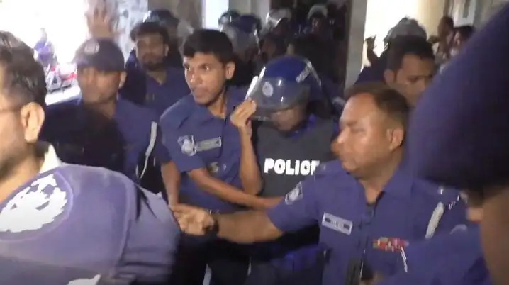 বাংলাদেশ পুলিশ কর্মকর্তাদের মধ্যে সংবর্ধনা ও শুভেচ্ছা বিনিময়।. Channel i News - চ্যানেল আই নিউজ