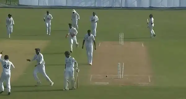 ঢাকা-চট্টগ্রাম ক্রিকেট ম্যাচে খেলোয়াড়রা মাঠে ব্যস্ত. Channel i News - চ্যানেল আই নিউজ