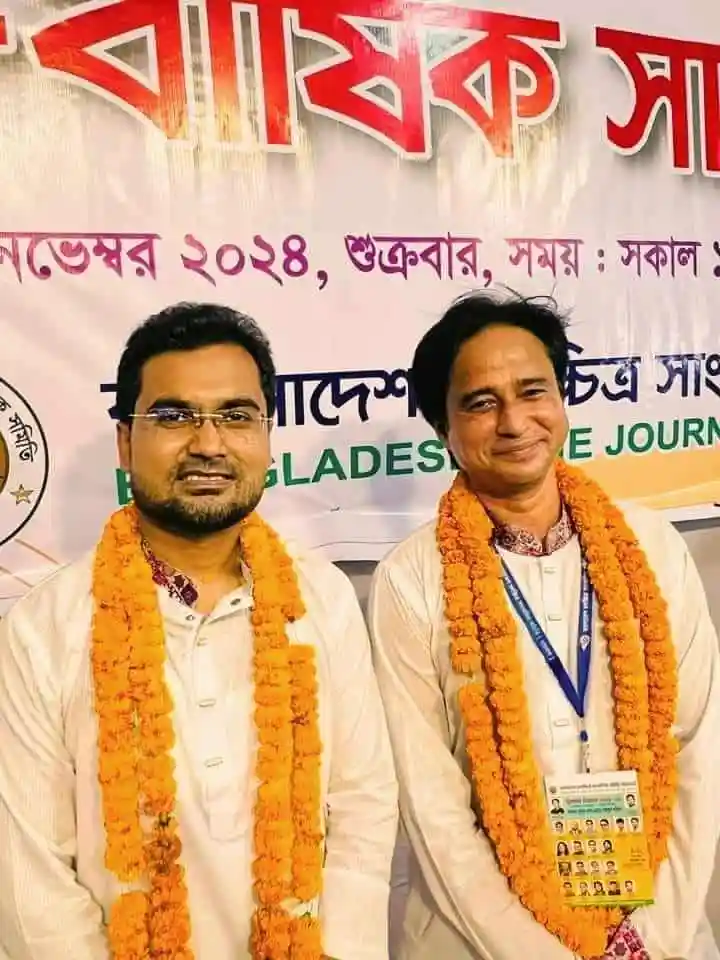 বাচসাসের নতুন নেতৃত্বের সদস্যরা ফুলেল শুভেচ্ছা গ্রহণ করছেন. Channel i News - চ্যানেল আই নিউজ