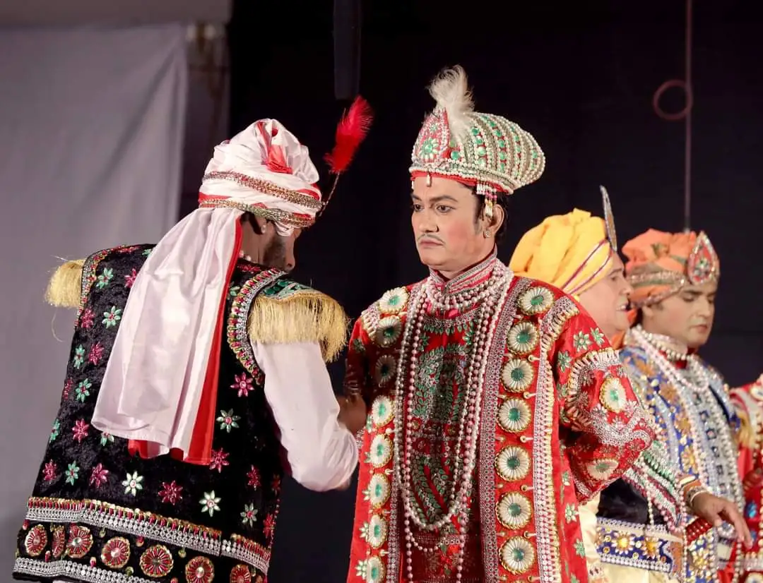বাংলাদেশের যাত্রাপালা উৎসবে পারফর্মাররা ঐতিহ্যবাহী পোশাকে পারফর্ম করছে. Channel i News - চ্যানেল আই নিউজ