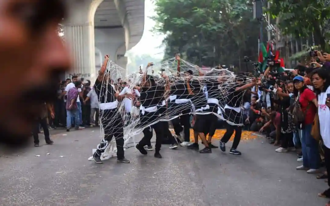 প্রতিবাদে অংশ নেওয়া ছাত্র-ছাত্রীদের ঝুলন্ত জাল দিয়ে প্রতিবাদ. Channel i News - চ্যানেল আই নিউজ