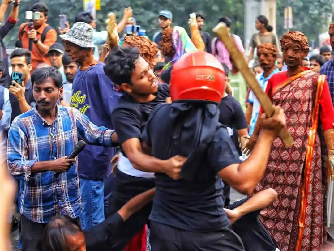 প্রতিবাদরত জনতার মধ্যে পুলিশি সংঘর্ষের দৃশ্য. Channel i News - চ্যানেল আই নিউজ