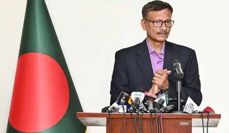 পররাষ্ট্র উপদেষ্টা সংবাদ সম্মেলনে বক্তব্য দিচ্ছেন, বাংলাদেশের পতাকাসহ. Channel i News - চ্যানেল আই নিউজ