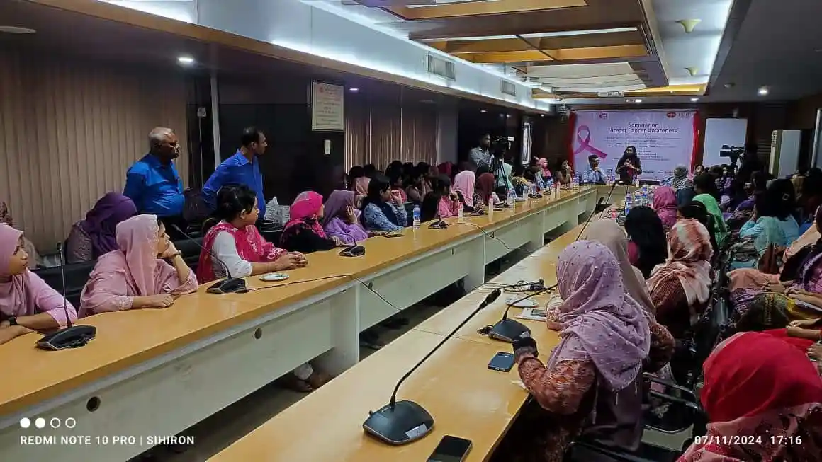 স্তন ক্যান্সার সচেতনতা বিষয়ক সেমিনারে অংশগ্রহণকারীরা. Channel i News - চ্যানেল আই নিউজ