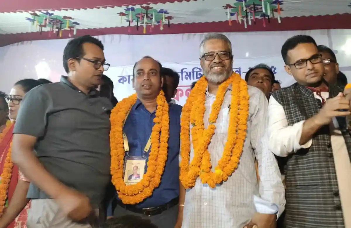 Bangladesh political leaders at a public event with marigold garlands. Channel i News - চ্যানেল আই নিউজ