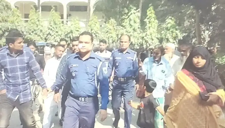 জয়পুরহাটে হত্যার মামলায় আসামিরা আদালত থেকে বের হচ্ছেন. Channel i News - চ্যানেল আই নিউজ