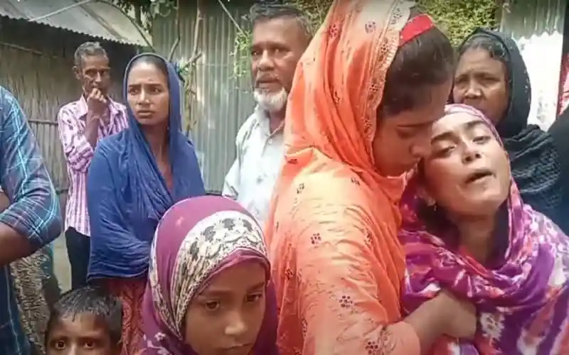 শ্বশুরের মৃত্যুতে শোকাহত পরিবারের সদস্যরা গোপালগঞ্জে।. Channel i News - চ্যানেল আই নিউজ