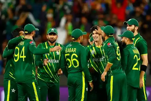পাকিস্তান ক্রিকেট দলের খেলোয়াড়রা মাঠে একত্রিত, আলোচনা করছে।. Channel i News - চ্যানেল আই নিউজ