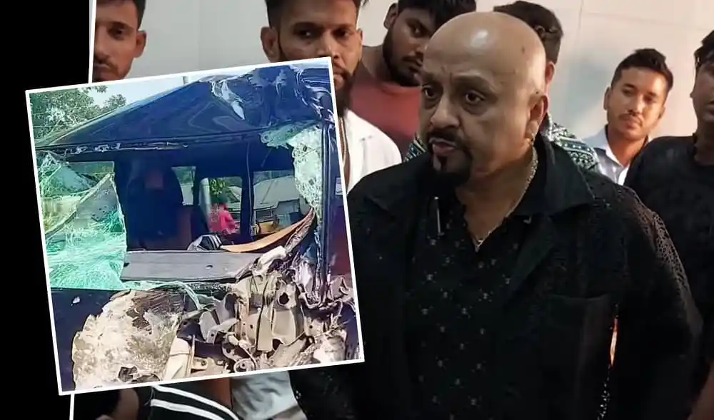 নায়ক রুবেল দুর্ঘটনার পর পরিস্থিতি পর্যবেক্ষণ করছেন. Channel i News - চ্যানেল আই নিউজ