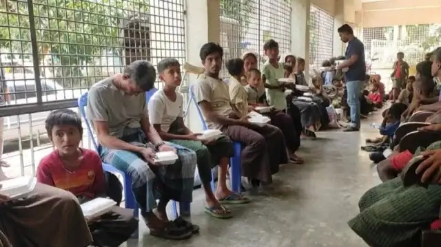 রোহিঙ্গাদের আটক করে বাংলাদেশে প্রবেশের সময় চেকিং চলছে. Channel i News - চ্যানেল আই নিউজ