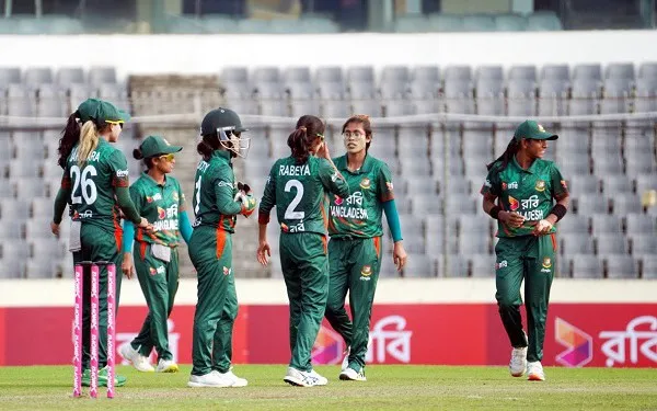 বাংলাদেশ নারী ক্রিকেট দলের খেলোয়াড়রা মাঠে প্রস্তুতি নিচ্ছেন।. Channel i News - চ্যানেল আই নিউজ