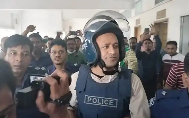 আদালত ভবনে ব্যারিস্টার সুমনের কান্নার দৃশ্য. Channel i News - চ্যানেল আই নিউজ