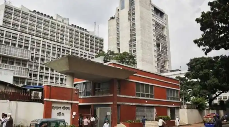 সচিবালয়ে আধুনিক ভবন ও গাছের ছায়া, ব্যস্ত শহর পরিবেশ।. Channel i News - চ্যানেল আই নিউজ