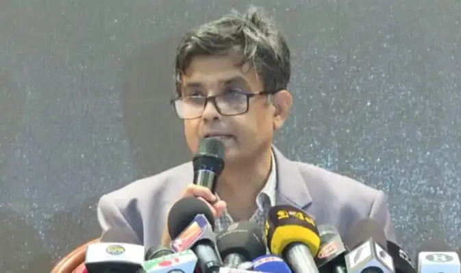 প্রেস সচিব সংবাদ সম্মেলনে বক্তব্য দিচ্ছেন, বিভিন্ন মিডিয়া প্রতিনিধির সামনে. Channel i News - চ্যানেল আই নিউজ