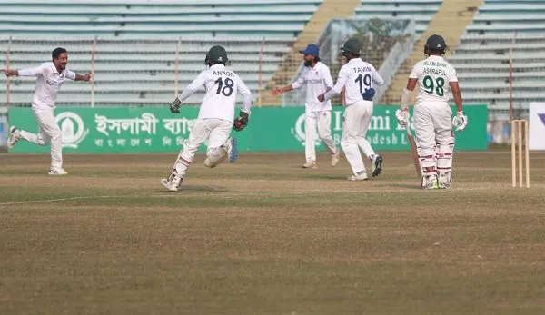 ক্রিকেট খেলায় ব্যাটসম্যান ও ফিল্ডাররা মাঠে অবস্থান করছে।. Channel i News - চ্যানেল আই নিউজ