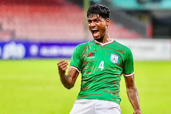 বাংলাদেশ ফুটবল দলের খেলোয়াড় তপু জোড়ে জোড়ে উল্লাস করছে. Channel i News - চ্যানেল আই নিউজ