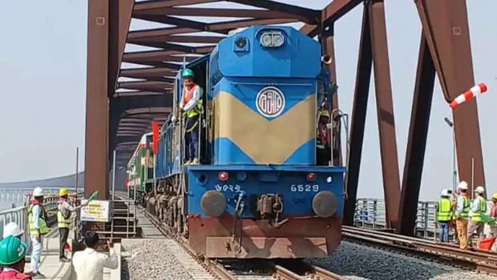 বৃহৎ রেলসেতুতে পরীক্ষামূলক ট্রেন চলাচল, শ্রমিক ও প্রকৌশলী কাজ করছে. Channel i News - চ্যানেল আই নিউজ
