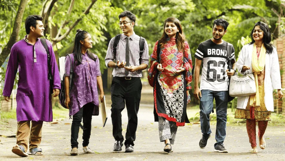 বাংলাদেশি তরুণরা পার্কে হাঁটছে, সামাজিক ও সাংস্কৃতিক পরিবেশে. Channel i News - চ্যানেল আই নিউজ