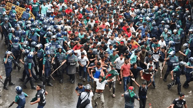 বিক্ষোভকারীরা রাস্তায় দাঁড়িয়ে পুলিশি সংঘর্ষের মুখোমুখি. Channel i News - চ্যানেল আই নিউজ