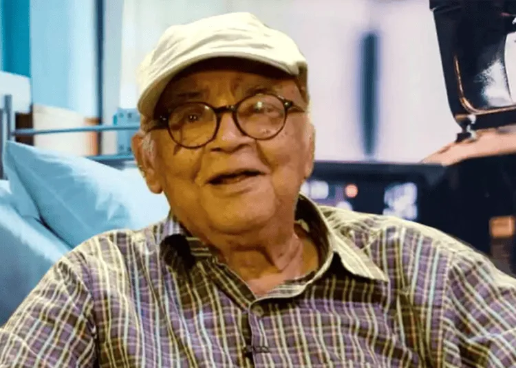 নাট্যকার ও অভিনেতা মনোজ মিত্রের ছবি, হাস্যোজ্জ্বল মুখের ছবি।. Channel i News - চ্যানেল আই নিউজ