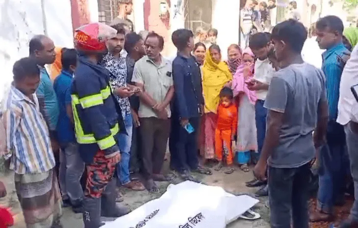 দিনাজপুরে নারীর মরদেহের পাশে শতাধিক মানুষ জড়ো হয়েছে. Channel i News - চ্যানেল আই নিউজ