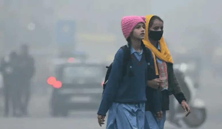 দিল্লিতে ধোঁয়ায় ঢেকে থাকা রাস্তায় স্কুলে যাওয়া শিশু. Channel i News - চ্যানেল আই নিউজ