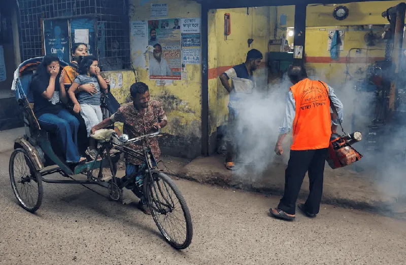 রাস্তার পাশে ডেঙ্গু মোকাবিলার জন্য ফগিং কার্যক্রম চলছে. Channel i News - চ্যানেল আই নিউজ