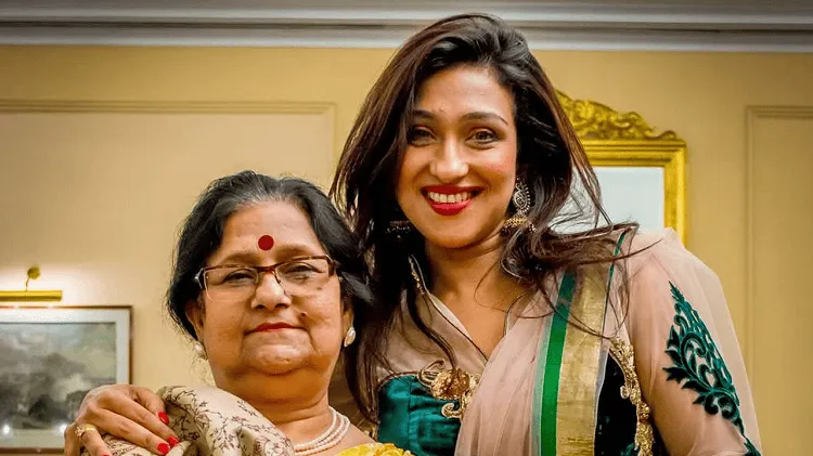 দুজন নারী হাসিমুখে একসঙ্গে ছবি তুলছেন।. Channel i News - চ্যানেল আই নিউজ