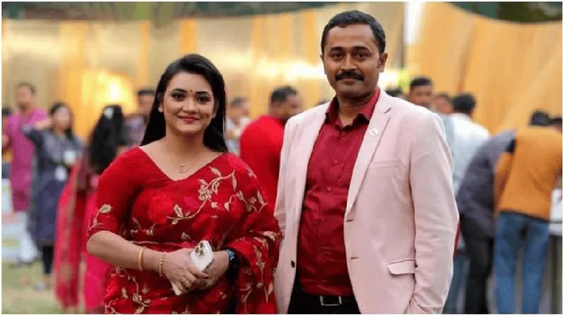 সাংবাদিক দম্পতি সাক্ষর জালিয়াতি মামলার তদন্তে অংশগ্রহণ করছেন. Channel i News - চ্যানেল আই নিউজ
