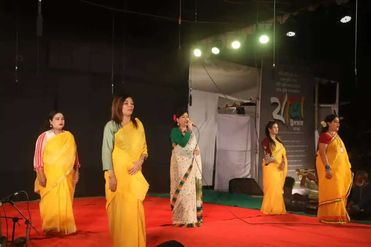 নাট্য প্রদর্শনীতে পাঁচ নারী শিল্পী মঞ্চে পারফর্ম করছে. Channel i News - চ্যানেল আই নিউজ