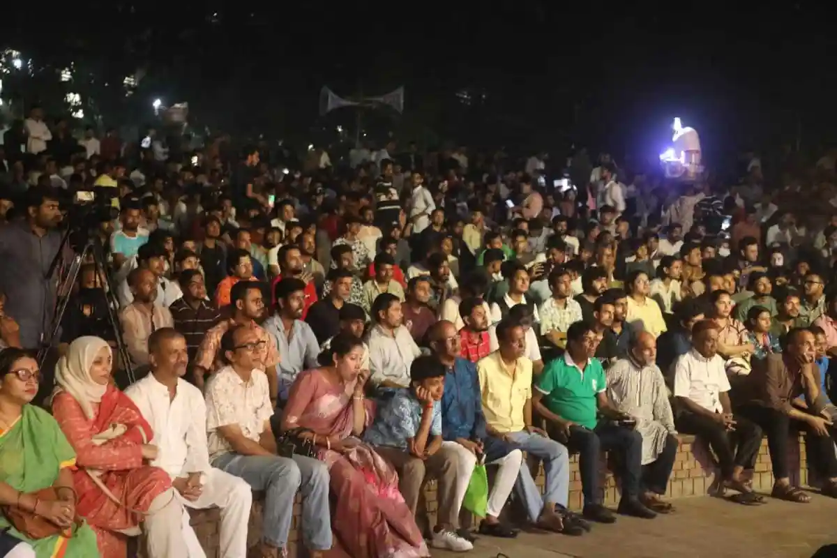 মুক্তমঞ্চে যাত্রাপালা দেখতে দর্শকদের বিশাল সমাগম. Channel i News - চ্যানেল আই নিউজ