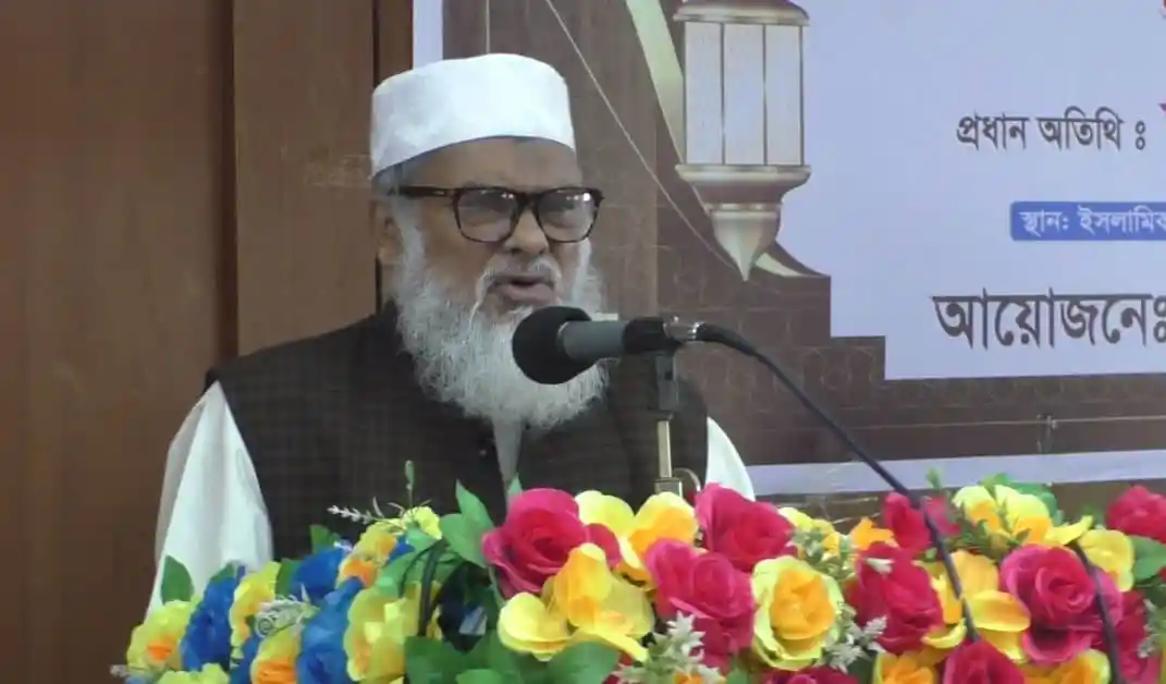 বাংলাদেশের ধর্ম উপদেষ্টা বক্তৃতা দিচ্ছেন, পেছনে বাংলা লেখা বোর্ড. Channel i News - চ্যানেল আই নিউজ