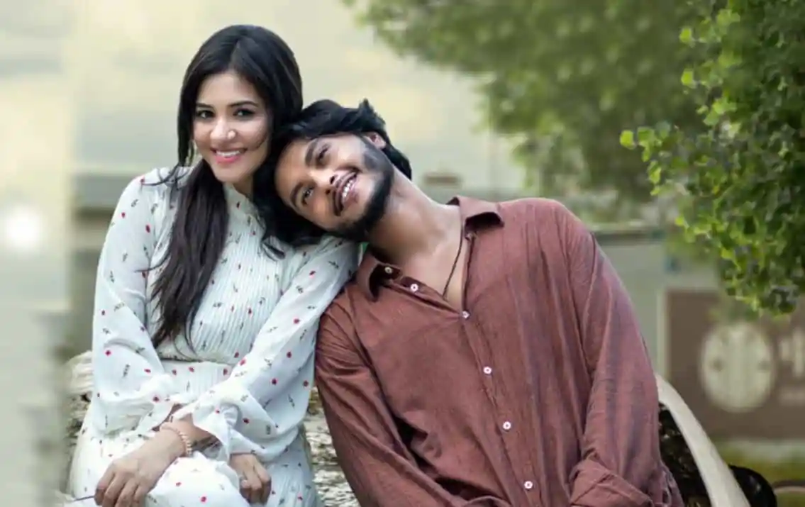 প্রেমের সুন্দর মুহূর্তে দুইজন যুবক-যুবতী হাসিমুখে বসে. Channel i News - চ্যানেল আই নিউজ