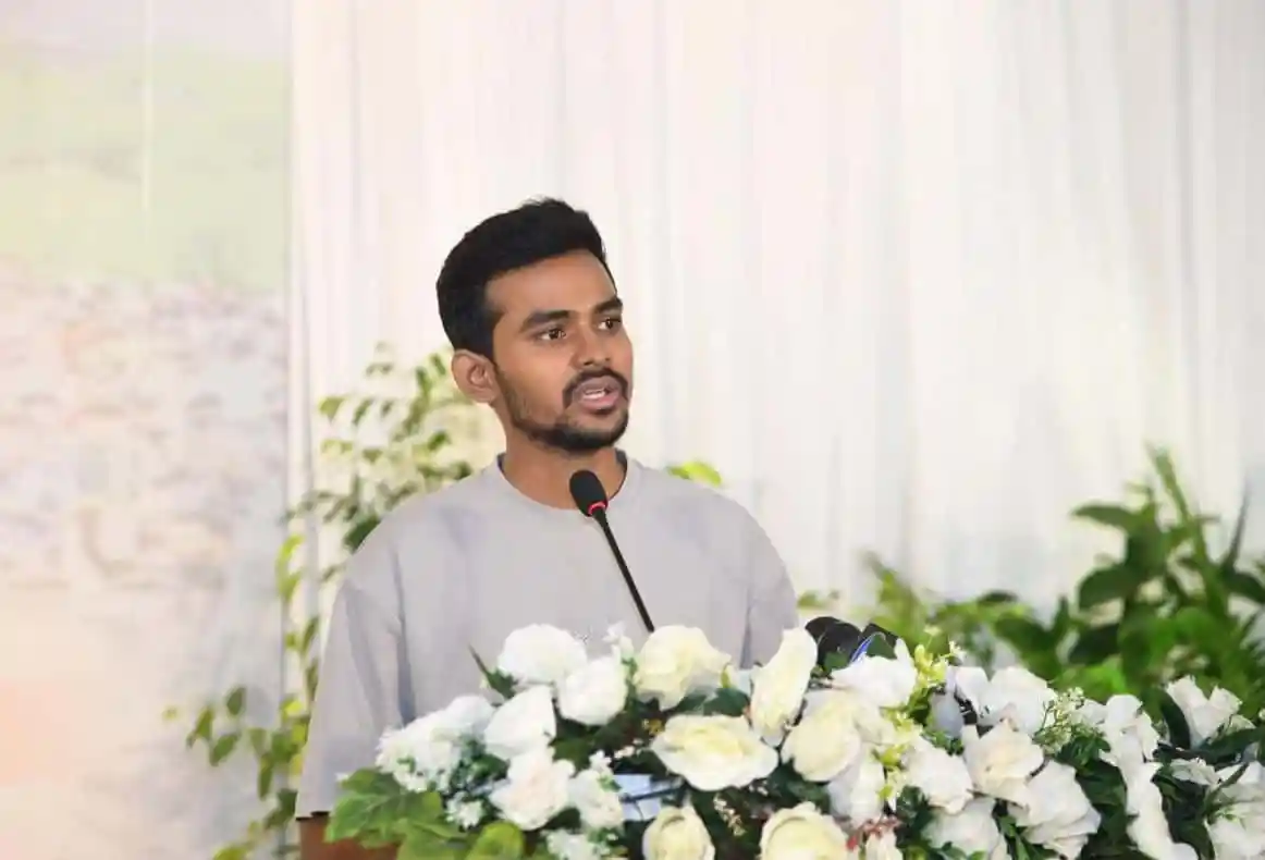 আসিফ মাহমুদ বক্তৃতা দিচ্ছেন, ফুলের সামনে প podiumে দাঁড়িয়ে. Channel i News - চ্যানেল আই নিউজ