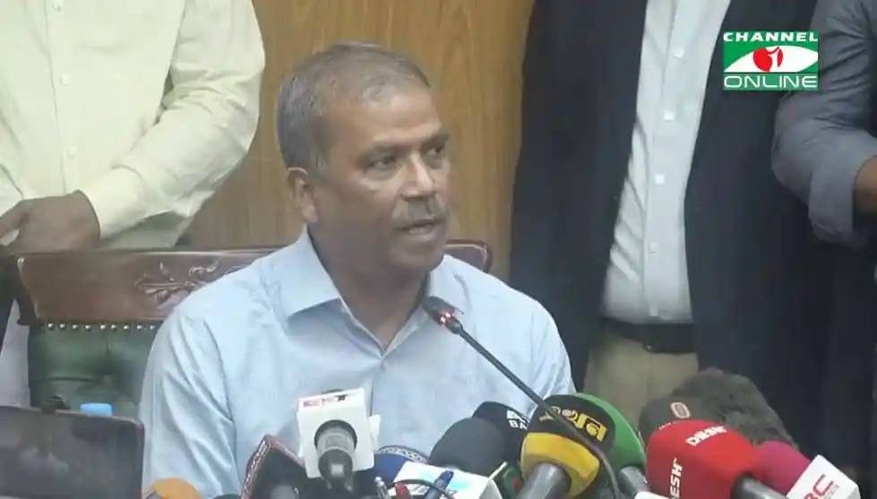 বাংলাদেশের একজন আইন উপদেষ্টা নির্বাচন নিয়ে বক্তব্য দিচ্ছেন. Channel i News - চ্যানেল আই নিউজ