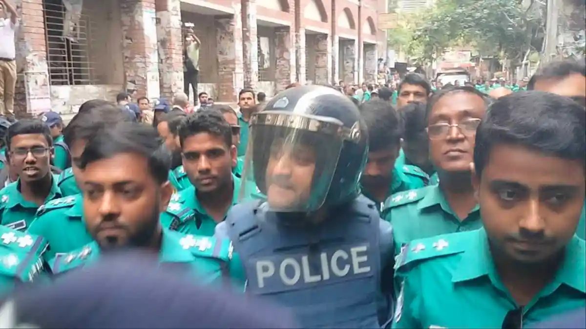 বাধা দিয়ে পুলিশ ও সাংবাদিকরা কারাগারে প্রবেশের চেষ্টা করছে. Channel i News - চ্যানেল আই নিউজ
