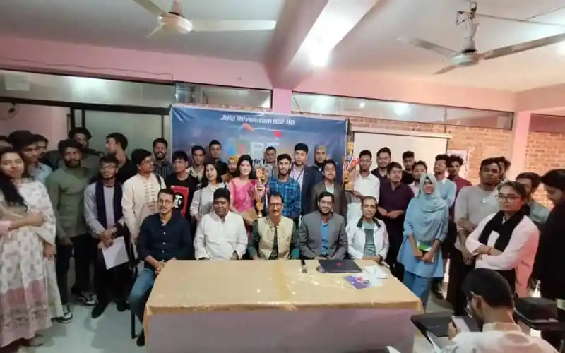 নির্বাচনী বিতর্ক প্রতিযোগিতায় অংশগ্রহণকারী শিক্ষার্থীরা. Channel i News - চ্যানেল আই নিউজ