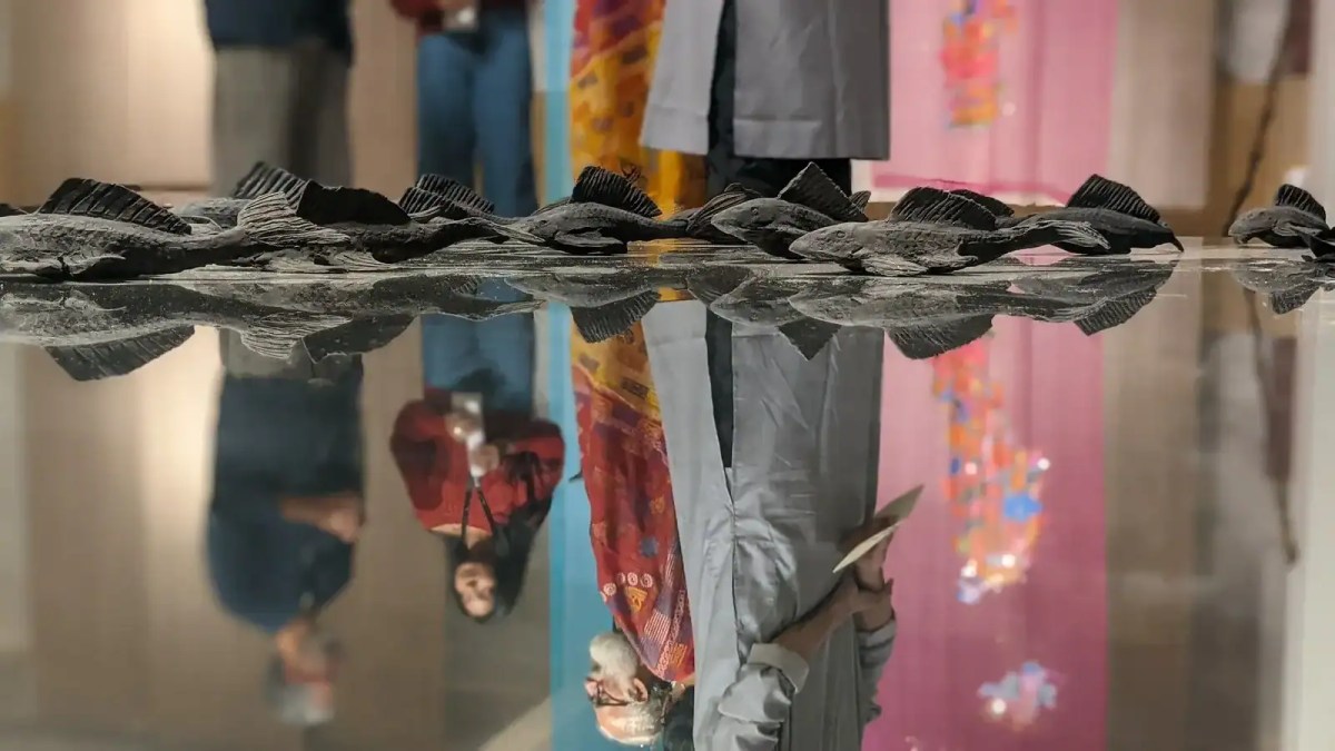বুড়িগঙ্গা নদীর পাড়ে শিল্পকর্মের প্রদর্শনী, দর্শকরা দেখছেন. Channel i News - চ্যানেল আই নিউজ