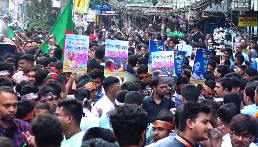 বিক্ষোভকারীরা চিন্ময় কৃষ্ণ দাসের মুক্তির দাবিতে রাস্তায় প্রতিবাদ করছে. Channel i News - চ্যানেল আই নিউজ