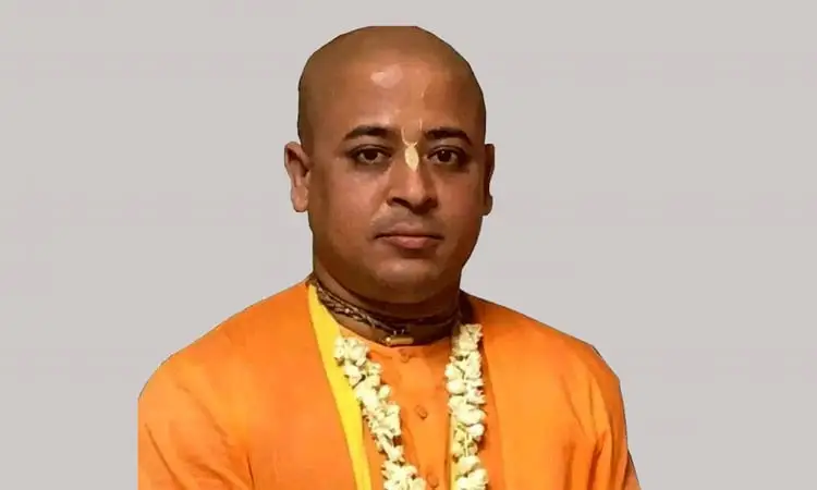 সনাতন ধর্মাবলম্বী ব্যক্তির ছবি, ধর্মীয় পোশাক ও মালা পরা. Channel i News - চ্যানেল আই নিউজ