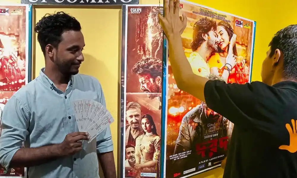 দর্শকরা সিনেমা দেখার জন্য প্রস্তুত, সিনেমা হলের পরিবেশ. Channel i News - চ্যানেল আই নিউজ