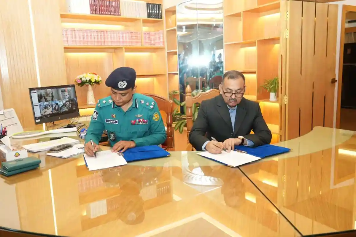 ডিএমপির নতুন কমিশনার সাজ্জাত আলী ও পুলিশ কর্মকর্তা স্বাক্ষর করছেন. Channel i News - চ্যানেল আই নিউজ